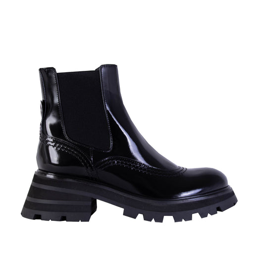 Alexander McQueen Elegant Chelsea Leather Boots