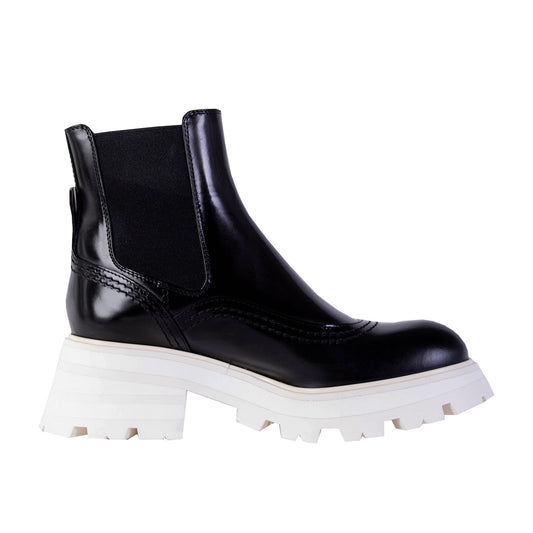 Alexander McQueen Elegant Leather Chelsea Boots with Flared Sole